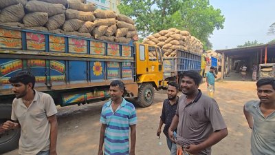 হিমাগারের বাইরে ট্রাকের দীর্ঘ লাইন