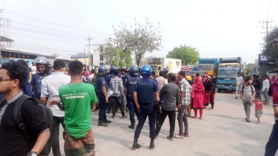 মহাসড়ক অবরোধ করেন শ্রমিকরা