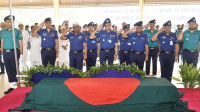 রাজারবাগ পুলিশ লাইনসে সৈয়দ সিরাজুল ইসলামের জানাজা অনুষ্ঠিত হয়