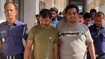 আজ বিকালে আরসা প্রধান আতাউল্লাহকে (ডান থেকে দ্বিতীয়) নারায়ণগঞ্জ আদালতে হাজির করা হয়