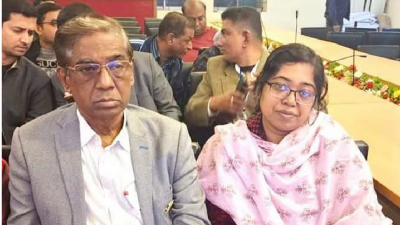 অধ্যাপক প্রাণ গোপাল দত্তের সঙ্গে তার মেয়ে অনিন্দিতা দত্ত (ফাইল ছবি)