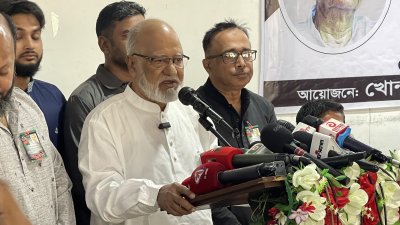 বক্তব্য রাখছেন খন্দকার মোশাররফ হোসেন
