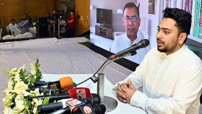 বক্তৃতা করছেন নাহিদ ইসলাম