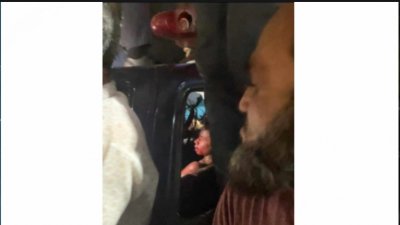 পুলিশের গাড়ি থেকে ছিনিয়ে নেওয়া হয় যুবককে