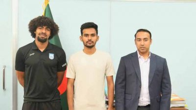 ক্রীড়া উপদেষ্টার সঙ্গে হামজা ও তাবিথ