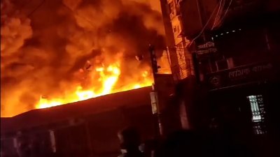 খুলনার পিকচার প্যালেস মোড়ের অস্থায়ী মার্কেটে আগুন