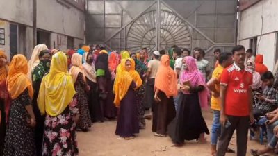 কারখানার মূল ফটকের সামনেই অবস্থান নিয়ে বিক্ষোভ করেন শ্রমিকরা
