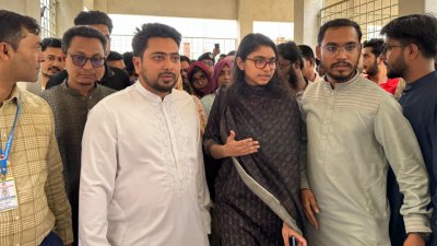পটুয়াখালীতে ধর্ষণের শিকার কলেজছাত্রী ও তার পরিবারের খোঁজখবর নিতে এসেছেন জাতীয় নাগরিক পার্টির আহ্বায়ক নাহিদ ইসলাম