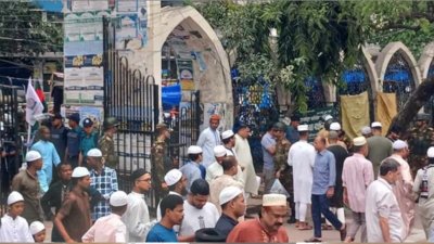 বায়তুল মোকাররমের সামনে তল্লাশি করছে আইনশৃঙ্খলা বাহিনী