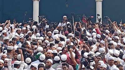 বিক্ষোভ সমাবেশে কথা বলছেন মামুনুল হক