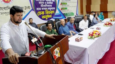 বক্তব্য রাখছেন তথ্য ও সম্প্রচার উপদেষ্টা মো. মাহফুজ আলম