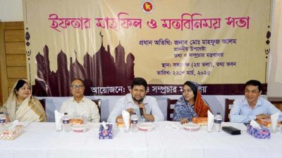 ইফতার মাহফিল ও মতবিনিময় সভায় বক্তব্য রাখছেন তথ্য ও সম্প্রচার উপদেষ্টা মাহফুজ আলম