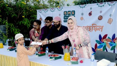 সুবিধাবঞ্চিতদের হাতে ঈদ উপহার তুলে দেন মুক্তি