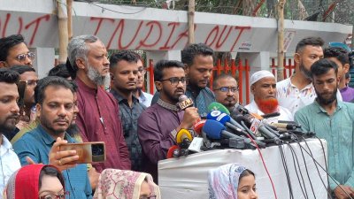 গণস্বাক্ষর কর্মসূচিতে বক্তব্য রাখছেন রাশেদ খান
