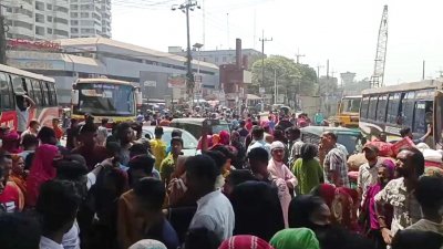 শ্রমিকদের সড়ক অবরোধ