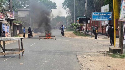 সড়কে টেবিল রেখে ও টায়ার জ্বালিয়ে অবরোধ