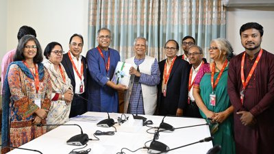 প্রধান উপদেষ্টার কাছে গণমাধ্যম সংস্কার কমিশনের প্রতিবেদন হস্তান্তর