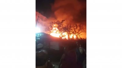 হালিশহর থানাধীন গ্রিন ভিউ আবাসিক এলাকার একটি বস্তিতে এ আগুন লাগে
