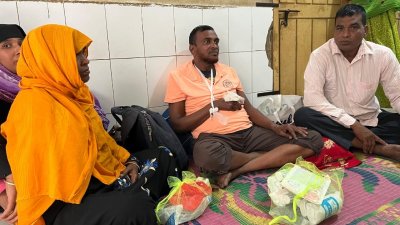 আহত বাস চালক হাসপাতালে চিকিৎসা নিচ্ছেন