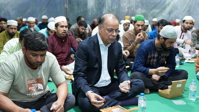 সিঙ্গাপুরে প্রবাসী শ্রমিকদের সঙ্গে ইফতার করেন সামিট গ্রুপের প্রতিষ্ঠাতা চেয়ারম্যান মুহাম্মদ আজিজ খান