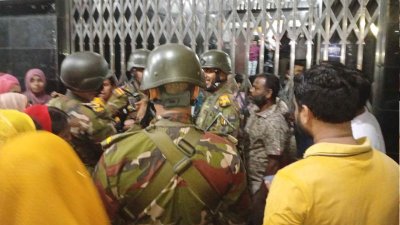 ভেতরে চলছে বৈঠক, বাইরে সতর্ক অবস্থানে আইনশৃঙ্খলা বাহিনী