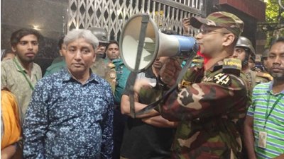 রাত পৌনে ১০টায় সেনা কর্মকর্তা শাহনুর, রমনা জোনের ডিসি মাসুদ ও শ্রমিক নেতা সাদিক আন্দোলনকারীদের ব্রিফিং করেন