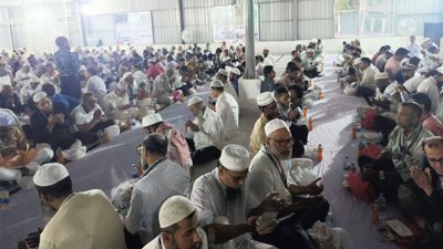 ইফতার মাহফিলে উপস্থিত কর্মকর্তা-কর্মচারীরা