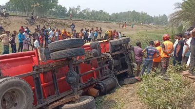 তেলবাহী লরি খাদে