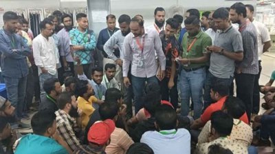 কারখানার ব্যবস্থাপনা কর্তৃপক্ষের অশোভন আচরণের প্রতিবাদ এবং সমস্যার সমাধানের দাবিতে জ্যাকার্ড সেকশনের কর্মচারীরা ২৮ ফেব্রুয়ারি শান্তিপূর্ণ কর্মবিরতি পালন করেন