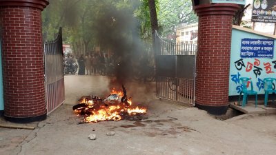 মাগুরায় যুবককে আটক করে পুলিশে দেওয়ার পর তার ব্যবহৃত মোটরসাইকেলে আগুন ধরিয়ে দেওয়া হয়