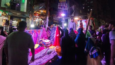 ফুটপাতে জমে উঠেছে কেনাবেচা