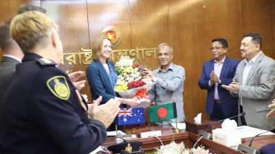 বাংলাদেশ ও অস্ট্রেলিয়ার মধ্যে  স্ট্যান্ডার্ড অপারেটিং প্রসিডিউর (এসওপি) সই অনুষ্ঠানে স্বরাষ্ট্র উপদেষ্টাসহ অন্যরা