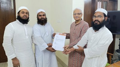 ঐকমত্য কমিশনে প্রস্তাবনা জমা দিচ্ছেন নেজামে ইসলাম পার্টির নেতারা