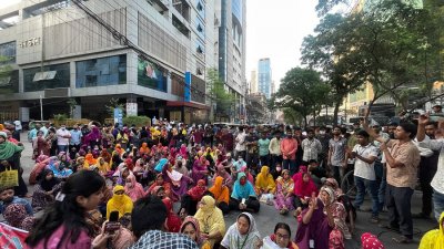 সোমবার সকাল থেকে সন্ধ্যা পর্যন্ত শ্রম ভবনের সামনে অবস্থান কর্মসূচি পালন করেন গার্মেন্টস শ্রমিক-কর্মচারীরা