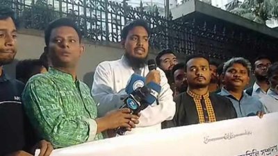 কথা বলছেন আখতার হোসেন