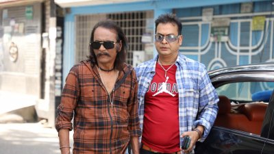 সহশিল্পীর সঙ্গে সালাহউদ্দিন লাভলু (বামে)