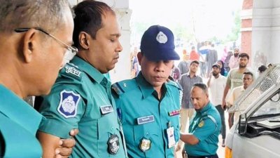 হাজতির প্রহারে আহত পুলিশ কর্মকর্তাকে নেওয়া হচ্ছে হাসপাতালে
