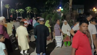 ঘটনাস্থলে স্থানীয়রা