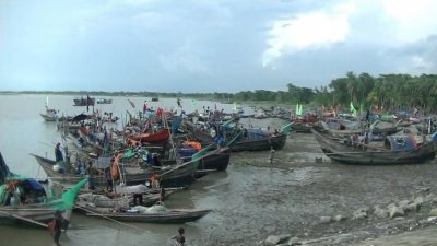 মেঘনায় মাছ শিকারের নৌকা