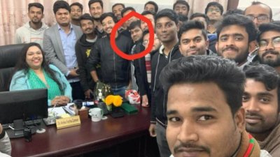 ছাত্রলীগ নেতাদের সঙ্গে নুরকে সাবেক সিটি মেয়র এএইচএম খায়রুজ্জামান লিটনের মেয়ে ও ছাত্রলীগের সাবেক সহসভাপতি আনিকা ফারিহা জামান অর্ণাকে ফুল দিতে দেখা যাচ্ছে