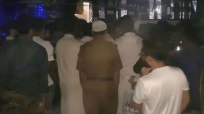 সাভারে ঢাকা-আরিচা মহাসড়কে চলন্ত বাসের ভেতর যাত্রীদের দেশীয় অস্ত্রের মুখে জিম্মি করে আবারও ডাকাতির ঘটনা ঘটেছে