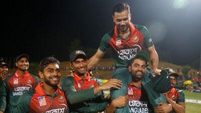 মাশরাফি ও সতীর্থদের সঙ্গে তামিম।