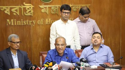 আইনশৃঙ্খলা সংক্রান্ত উপদেষ্টা কমিটির সভায় বক্তব্য রাখছেন স্বরাষ্ট্র উপদেষ্টা  মো. জাহাঙ্গীর আলম চৌধুরী (অব.)