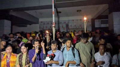 সামনে সংবাদ সম্মেলনে লিখিত বক্তব্য পাঠ করছেন অ্যাপারেল প্লাস ইকো লিমিটেডের শ্রমিক রাজু মিয়া