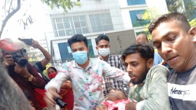 মিছিল নিয়ে শ্রমিকরা পল্টন পার হয়ে তোপখানা রোডে প্রবেশ করতে চাইলে পুলিশ বাধা দেয়। এসময় দুপক্ষের মধ্যে সংঘর্ষ হয়।