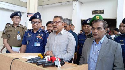 সাংবাদিকদের সঙ্গে কথা বলছেন রেলপথ মন্ত্রণালয়ের সচিব মো. ফাহিমুল ইসলাম