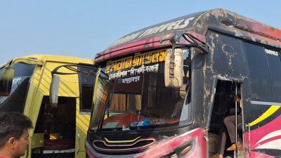ইমরান পরিবহনের বাসে ডাকাতির ঘটনা ঘটে