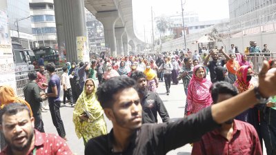 শ্রম মন্ত্রণালয় অভিমুখে শ্রমিকরা (ছবি: সাজ্জাদ হোসেন)