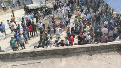 হাসপাতাল ঘিরে রেখেছেন স্থানীয়রা