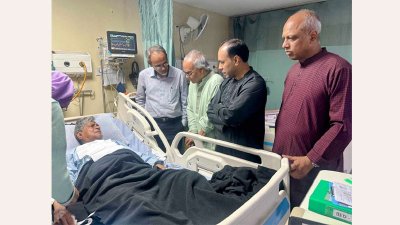 হাসপাতালে সুব্রত চৌধুরীর পাশে রুহুল কবির রিজভী এবং অন্য নেতারা